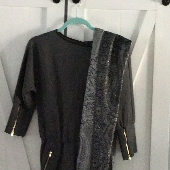 Keyingyi Medium Gray dress with a zipper pockets and cuffs - Picture 2 of 12